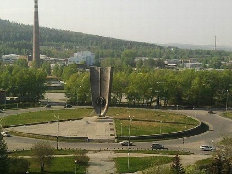 Новоуральск на час. Стелла город Новоуральск. Стелла основателям города. Стела первостроителям города Новоуральск. Новоуральск круговое движение стела.