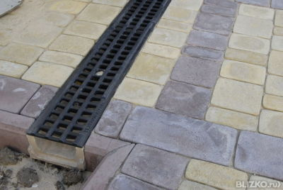 Тротуарная плитка "Декор"  красная на сером цементе (частичная прокраска)