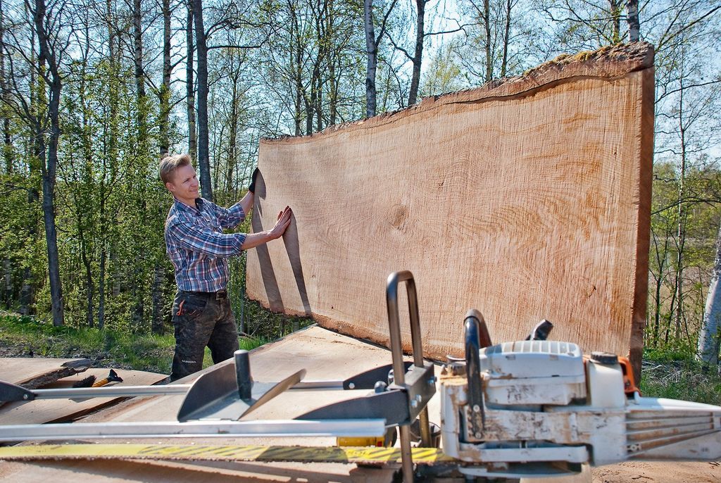 приспособление для бензопилы для распиловки. распилить дерево на доски. продольный распил бревна бензопилой. распил доски. пилорама для бензопилы.