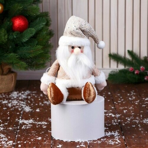 Мягкая игрушка "Дед Мороз в вязаном колпаке" сидит, 15х22 см, золотисто-коричневый Зимнее волшебство